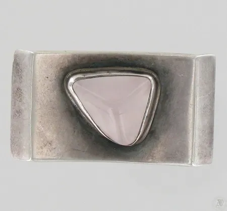 Kivirintaneula, Kaunis Koru, Tekijänleima HN, vuodelta 1964, leveys 45mm, 916br, paino 14,1g Paino: 14,1 g