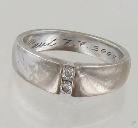 Timanttisormus 2xn.0.05ct, koko 16½, kaiverrettu, 750 valkokultaa, paino 6,5g Paino: 6,5 g