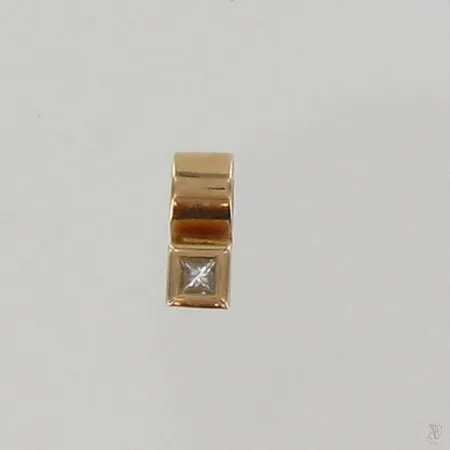 Timanttiriipus 1xn.0.05ct princess hionta, korkeus 9mm, 585, paino 0,6g Paino: 0,6 g