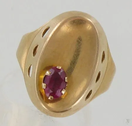 Kivisormus, koko 18¼, tekijä Unto Niininen, vuodelta 1968, 585br, paino 3,1g Paino: 3,1 g
