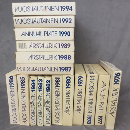 17 Vuosilautasta Arabia design R. Uosikkinen, vuodet 1976-1990, 1992 ja 1994, alkuperäisissä laatikoissa. Nouto ainoastaan myymälästä.