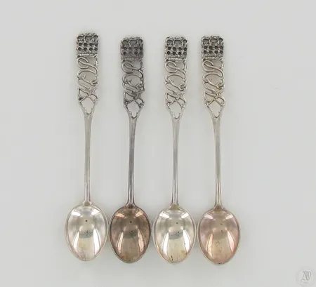 Neljä kahvilusikkaa, design Pentti Sarpaneva, 830, paino 50,7g Paino: 50,7 g