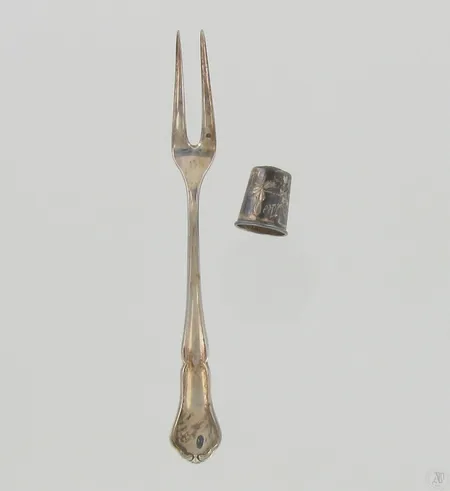 Leikkelehaarukka ja sormustin, sormustin kaiverrettu, 830-813, paino 15,7g Paino: 15,7 g