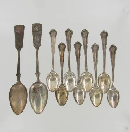 Kahdeksan kahvilusikkaa, Chippendale, kaksi jälkiruokalusikkaa, Musla, kaiverrettuja, 830-813, paino 154,3g Paino: 154,3 g