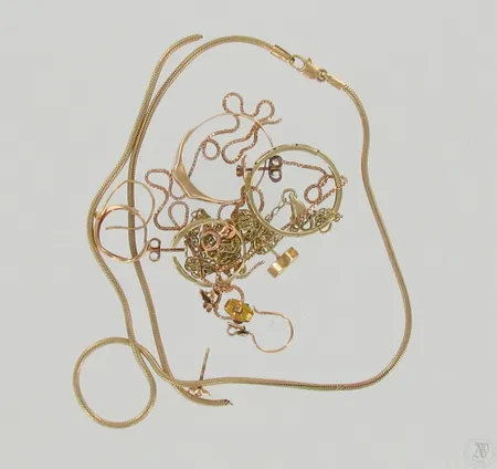 Viallisia koruja, 585 ja 585br, paino 13,7g ja 0,6g Paino: 14,3 g