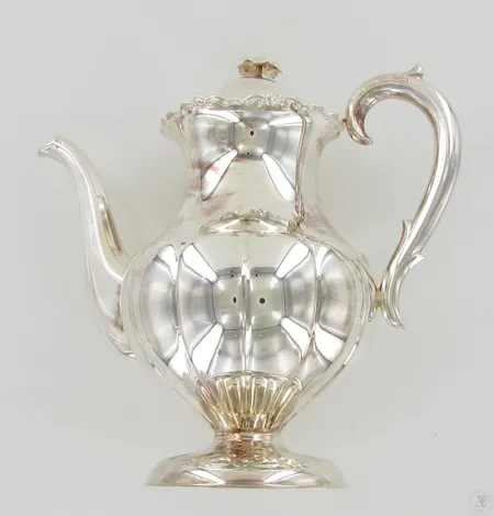 Kahvikannu, Chippendale, korkeus 220mm, vuodelta 1992, Kultakeskus, 830, paino 531,5g Paino: 531,5 g