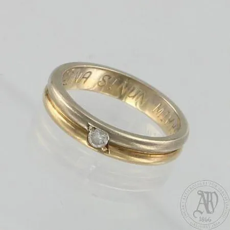 Timanttisormus 1xn.0.08ct, kaiverrettu, koko 16½, 585 kelta-valkokulta, paino 4,4g Paino: 4,4 g