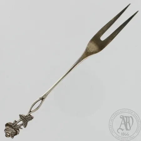 Leikkelehaarukka, kaiverrettu, pituus 140mm, 813, paino 10,9g Paino: 10,9 g