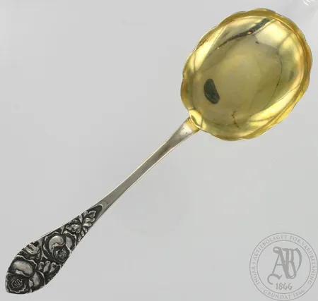 Tarjoilulusikka, kaiverrettu, pituus 190mm, 813, paino 40,9g Paino: 40,9 g