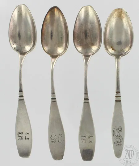 Neljä kahvilusikkaa, kaiverrettuja, pituus 125-130mm, 813, paino 51,5g Paino: 51,5 g