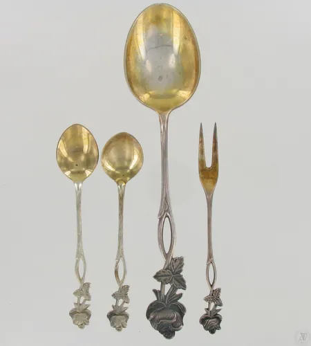 Neljä aterinta, Ruusu, käytön jälkiä, 120-190mm, 813-830, paino 64,4g Paino: 64,4 g