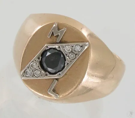 Timanttisormus 1xn.0.90ct 6xn.0.02ct, käytön jälkiä, koko 23¼, 585br, paino 25,1g Paino: 25,1 g