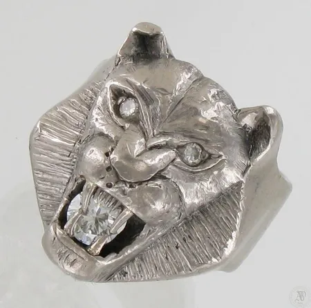 Timanttisormus 1xn.0.75ct ja 2xn.0.05ct, kaiverrettu, koko 20¾, 750 valkokultaa, paino 48,4g Paino: 48,4 g