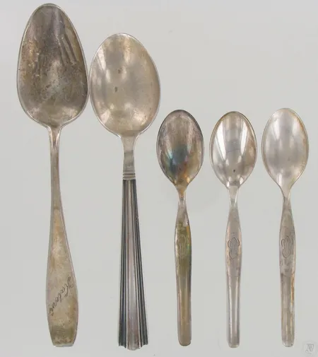 Viisi aterinta, kaiverrettuja, yksi viallinen, 813-916, paino 92,1g Paino: 92,1 g