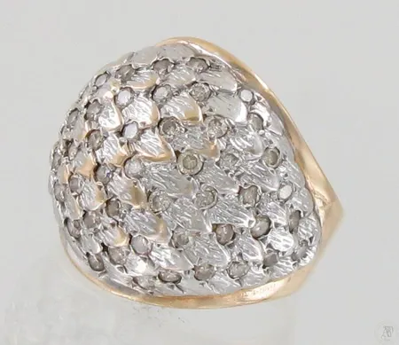 Timanttisormus 47x0.02ct, koko 17¾, 585 kelta- ja valkokulta, paino 7,2g Paino: 7,2 g