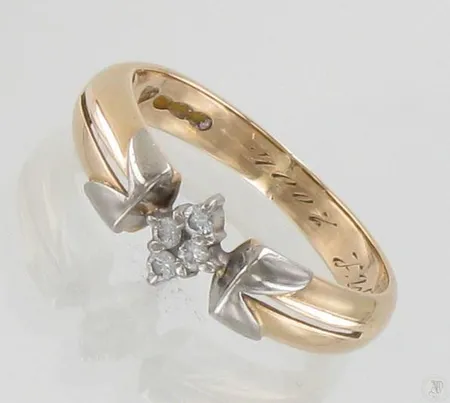 Timanttisormus 4xn.0.02ct, kaiverrettu, koko 17, 585 kelta- ja valkokulta, paino 2,5g Paino: 2,5 g