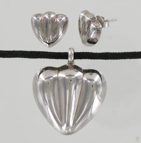 Riipus ja korvakorut, design Ristomatti Ratia, Usko Toivo Rakkaus, riipuksen korkeus 33mm, korvakorujen korkeus 15mm, laatikko ja tekstiilinauha riipukselle, 925br, paino 6,6g Paino: 6,6 g