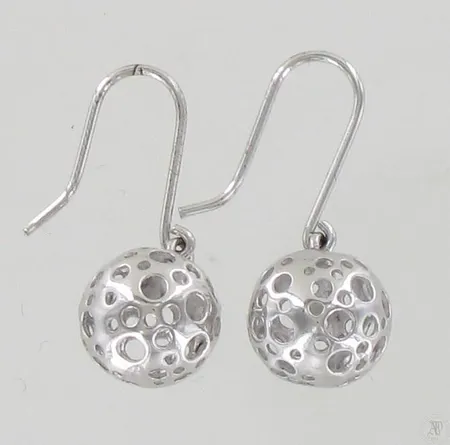 Korvakorut, design Liisa Vitali, Leppäkerttu, korkeus 25mm, 925, paino 2,4g Paino: 2,4 g