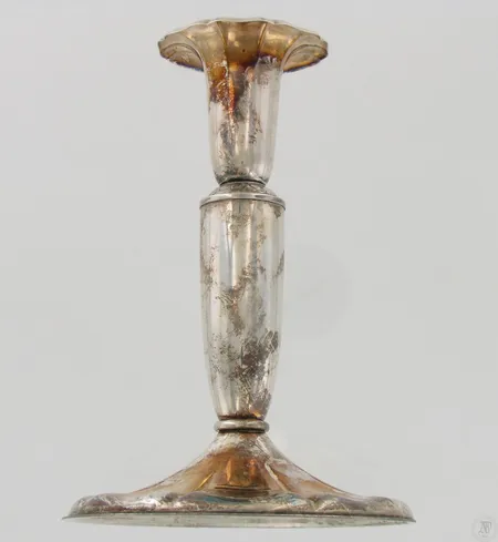 Kynttilänjalka, pohjassa kaiverrus, korkeus 130mm, 813br, paino 153,6g Paino: 153,6 g