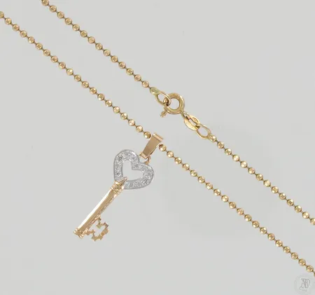 Kaulaketju timanttiriipuksella 2xn.0.005ct, ketjun pituus 44,5cm, riipuksen korkeus 30mm, 585 kelta- ja valkokulta, paino 6,2g Paino: 6,2 g
