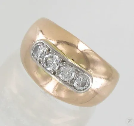 Timanttisormus 4xn.0.16ct, yhdessä timantissa lohkeama, koko 17½, 750, paino 11,0g Paino: 11   g