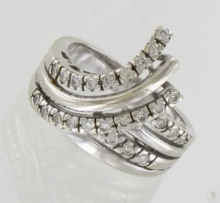 Timanttisormus 25xn.0.02ct, koko 17¼, 585 valkokulta, paino 6,7g Paino: 6,7 g
