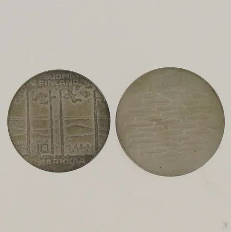 Kaksi Juhlarahaa, Turku 750 vuotta ja Urho Kekkonen 1975, nimellisarvo 35mk ja 500, paino 49,7g Paino: 49,7 g