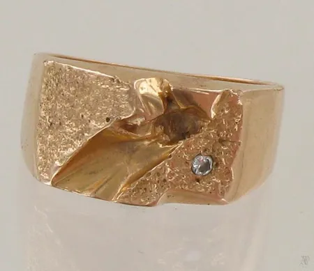Kantasormus timantilla 1xn.0.03ct, kaiverrettu, koko 21, 585, paino 10,3g Paino: 10,3 g