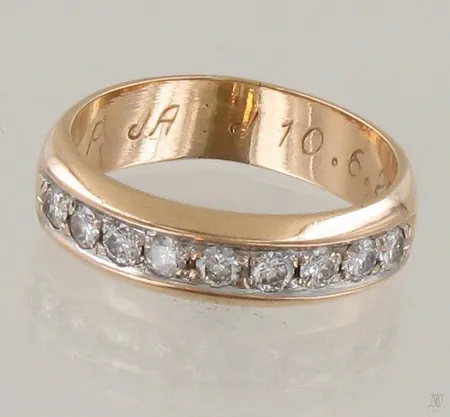 Timanttisormus 9xn.0.06ct, kaiverrettu, koko 19¼, 585, paino 5,9g Paino: 5,9 g