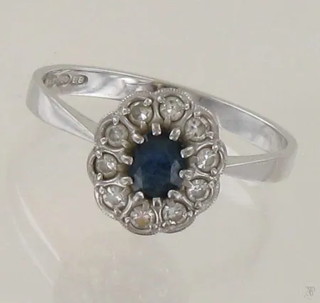Sinisafiirisormus timantilla 10xn.0.02ct, koko 18½, 750 valkokultaa, paino 2,8g Paino: 2,8 g