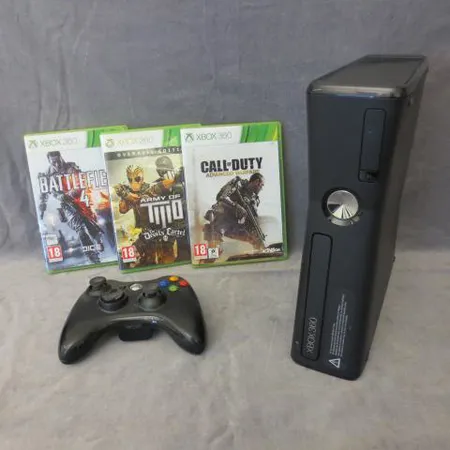 Pelikonsoli Xbox 360, 1 ohjain ja 3 peliä
