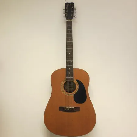 Akustinen kitara Hohner HV-300, käytönjälkiä, kova laukku. Nouto ainoastaan myymälästä.
