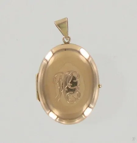 Medaljonki, kaiverrettu, korkeus 41mm, 585, paino 6,6g Paino: 6,6 g