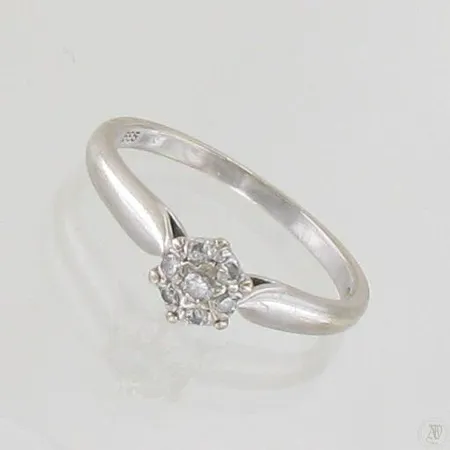 Timanttisormus 1xn.0.03ct 6xn.0.01ct, koko17½, 585 valkokulta, paino 2,1g Paino: 2,1 g