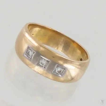 Timanttisormus 3xn0.05ct, runko hieman vääntynyt, koko 19¾, 750 kelta- ja valkokulta, paino 7,9g Paino: 7,9 g