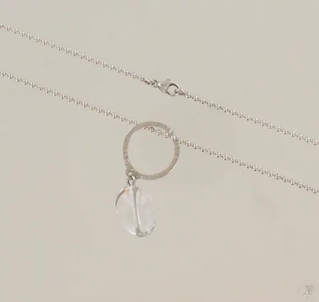 Kaulakoru, ketjun pituus 61cm, riipuksen korkeus 38mm, 925br / akryyli, paino 9,5g Paino: 9,5 g