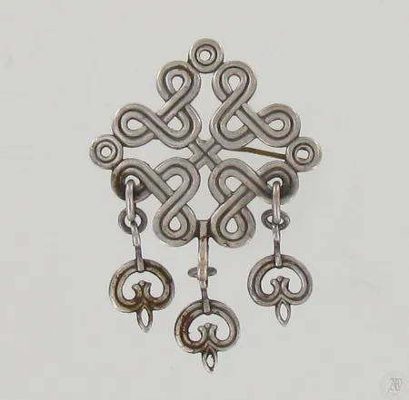 Rintakoru Kalevala Koru, 65x43mm, vuodelta 1944, 813br, paino 10,3g Paino: 10,3 g
