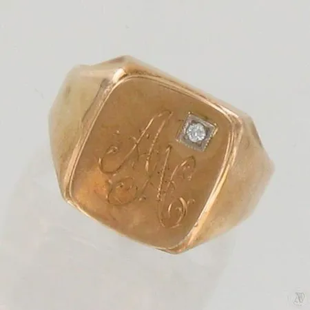 Timanttikantasormus 1xn.0.02ct, kaiverrettu, koko 21¼, 585 kelta- ja valkokulta, paino 6,0g Paino: 6   g