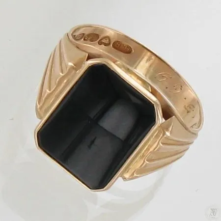 Onyxsormus, kaiverrettu, koko 20¼, 585br, paino 4,2g Paino: 4,2 g