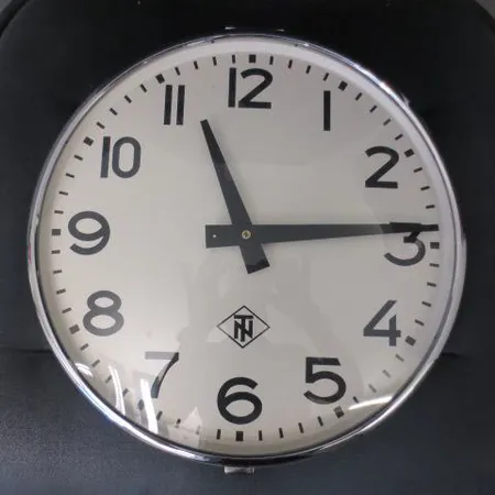 Seinäkello, Ø 31cm, Junghans TN quartz, Made in Germany, paristokotelon suojakansi puuttuu