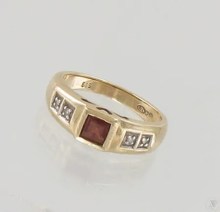 Kivisormus timanteilla 4xn.0.005ct, käytön jälkiä, koko 16¼, 585br kelta- ja valkokulta, paino 3,2g Paino: 3,2 g
