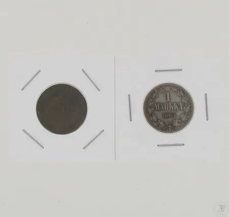Kaksi kolikkoa vuosilta 1865 ja 1879, nimellisarvot 1mk ja 2 kopeekkaa