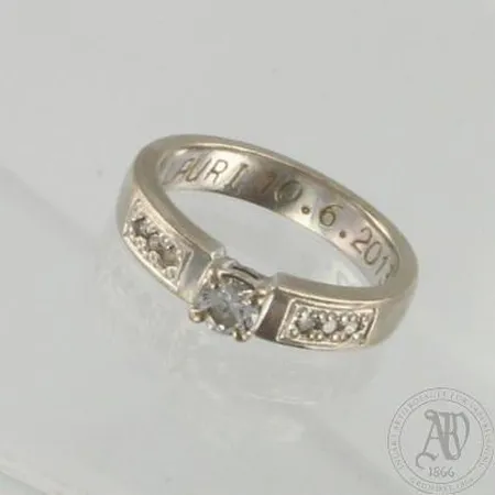 Timanttisormus 1xn.0.24ct ja 6xn.0.02ct, kaiverrettu, koko 17, 750 valkokulta, paino 6,8g Paino: 6,8 g