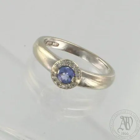Safiirisormus timanteilla 12xn.0.005ct, koko 17, 750 valkokulta, paino 4,1g Paino: 4,1 g
