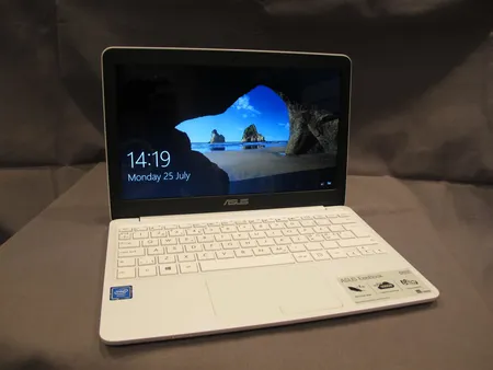 Kannettava tietokone Asus X205TA-FD0060TS 11.6", uuden veroinen, takuu voimassa 3/2018