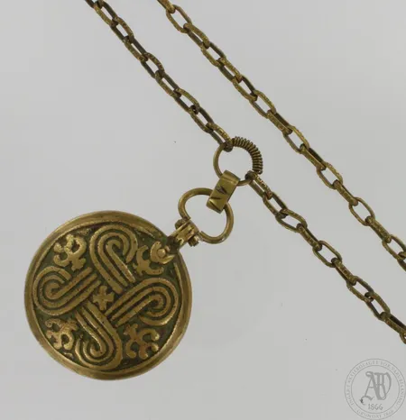 Kaulakoru, Kalevala Koru Hannunvaakuna, Ø 48mm, ketjun pituus 60cm, pronssi