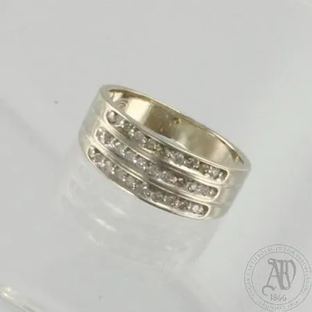 Timanttisormus 26xn.0.005ct, yksi kivi puuttuu, koko 15¼, 585 valkokulta, paino 3,7g Paino: 3,7 g