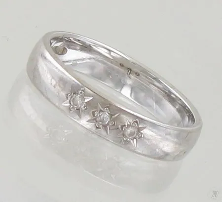 Timanttisormus 3xn.0.02ct, koko 16½, 585 valkokulta, paino 3,5g Paino: 3,5 g