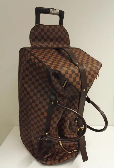Vedettävä matkalaukku Louis Vuitton, Damier Eole 60, datecode BA4150, mitat noin 30x30x60cm, pieniä käytön jälkiä. Nouto ainoastaan myymälästä.