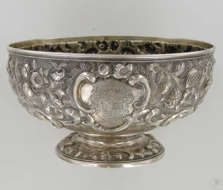 Kulho, kaiverrettu, Skotlanti Edinburg, vuodelta 1851, korkeus 110mm, 800, paino 619,7g Paino: 619,7 g